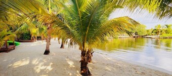 Casa de Yolo, gated community in Roatan Coral Views Ocean views & Private Pool!