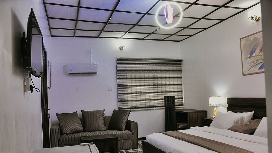 Jolie Suites