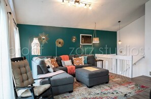Smart TV, chimenea, futbolito y tenis de mesa 