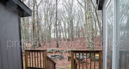 Stylish Chalet with Private Sauna, Lake in Saw Creek. Bushkill. Pocono.