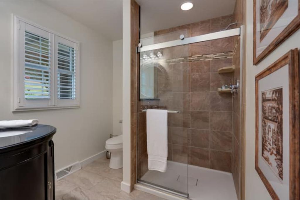 "LIL NAUTI" WELCOMES YOU TO LUXURIOUS LAKE LIVING!