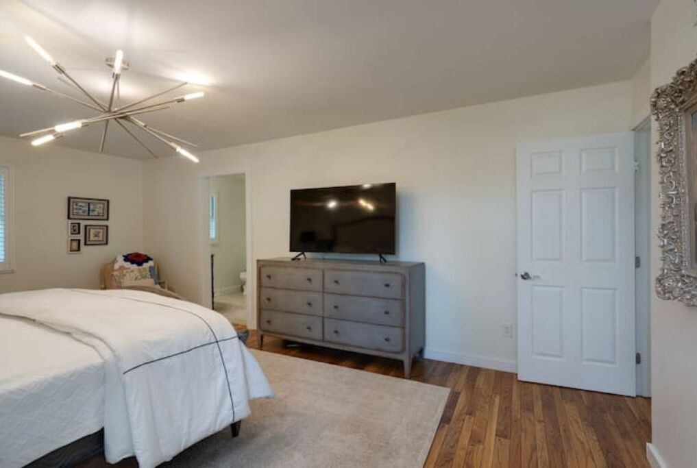 "LIL NAUTI" WELCOMES YOU TO LUXURIOUS LAKE LIVING!