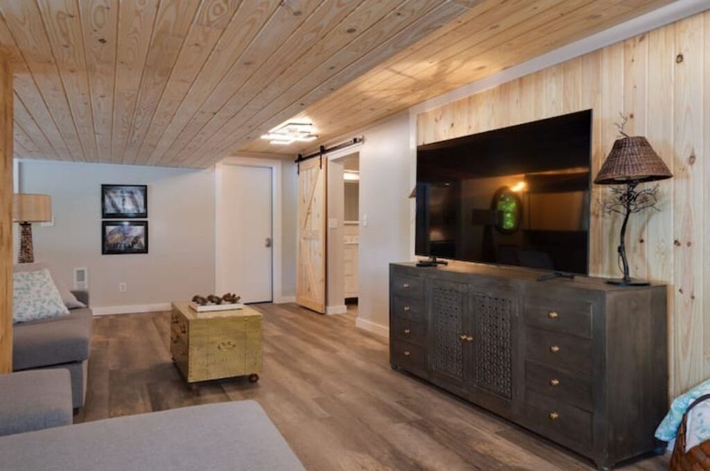 "LIL NAUTI" WELCOMES YOU TO LUXURIOUS LAKE LIVING!