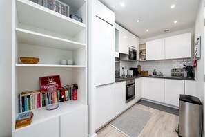 Mikrobølgeovn, ovn, oppvaskmaskin og kaffetrakter/tekoker