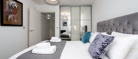 1 dormitorio, escritorio, tabla de planchar con plancha y Internet