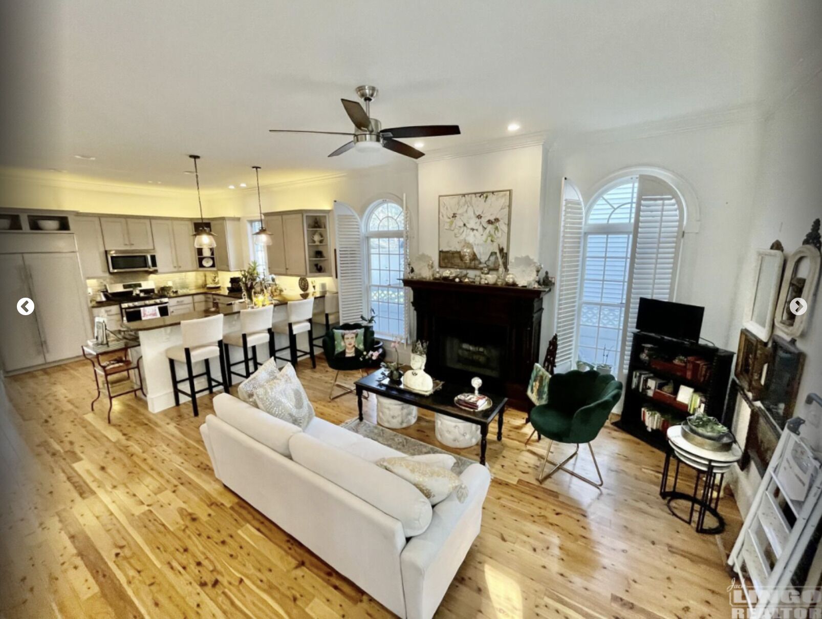 智能电视、壁炉、书、打印机