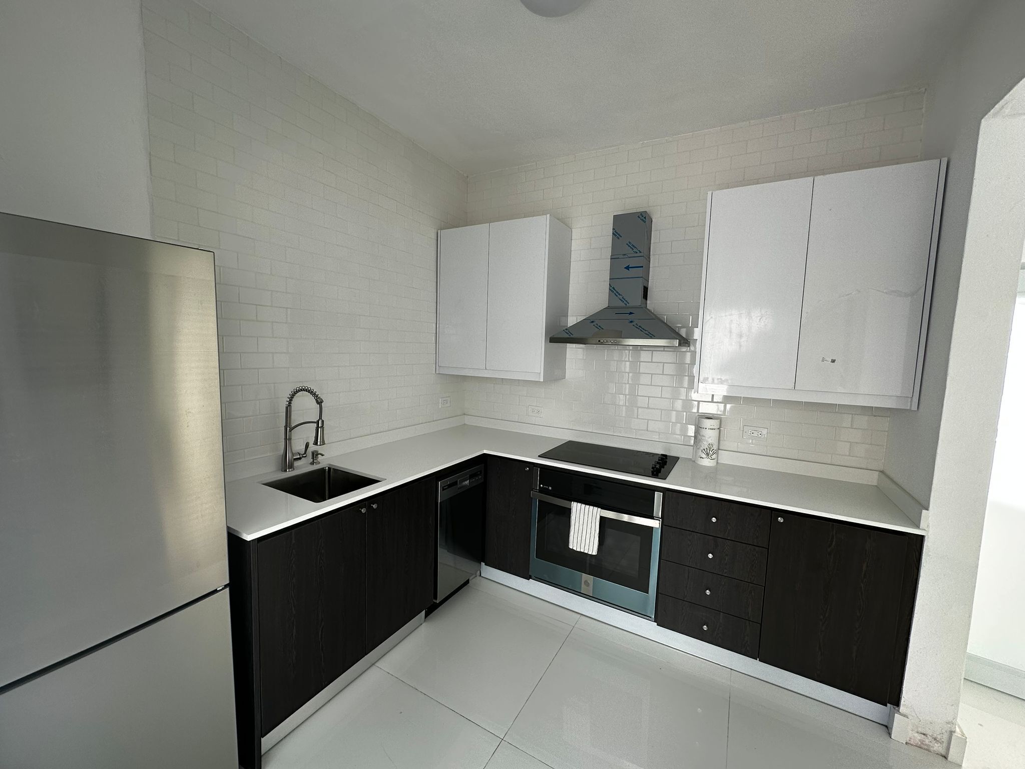 Premium Suite | Private kitchen | Full-sized fridge, microwave, oven, cookware/dishes/utensils