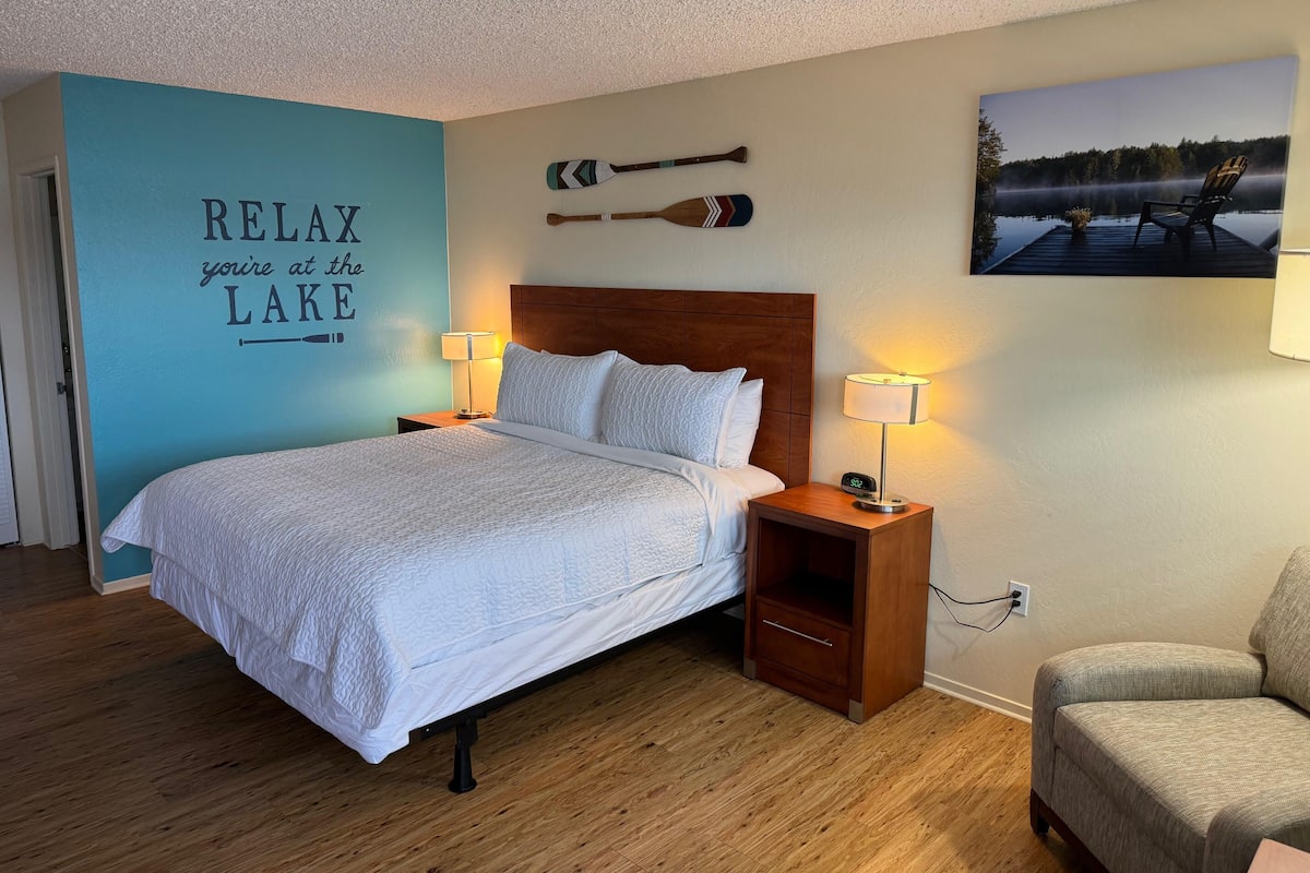 Standaard eenpersoonskamer, 1 kingsize bed, uitzicht op meer | Een bureau, een laptopwerkplek, een strijkplank/strijkijzer, beddengoed