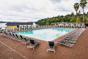 Piscina a l'aire lliure de temporada (horari: 09:00-21:00) i para-sols