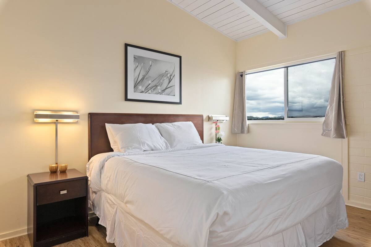 Suite, 1 kingsize bed, uitzicht op meer | Een bureau, een laptopwerkplek, een strijkplank/strijkijzer, beddengoed