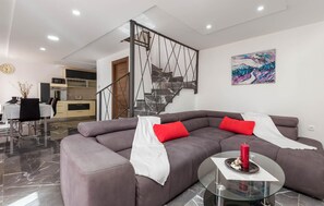 Smart TV - 3 bedroom lovely home in Jurdani (Jurdani)