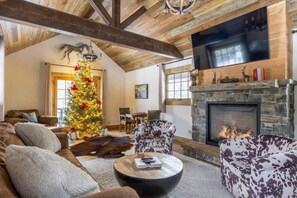 TV, fireplace - The Stalls At Whitefish (Whitefish)