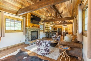 TV, fireplace - The Stalls At Whitefish (Whitefish)