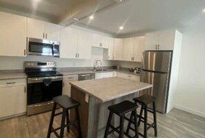 Réfrigérateur, plaque de cuisson, grille-pain