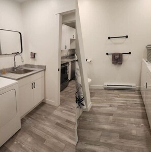 Réfrigérateur, plaque de cuisson, grille-pain