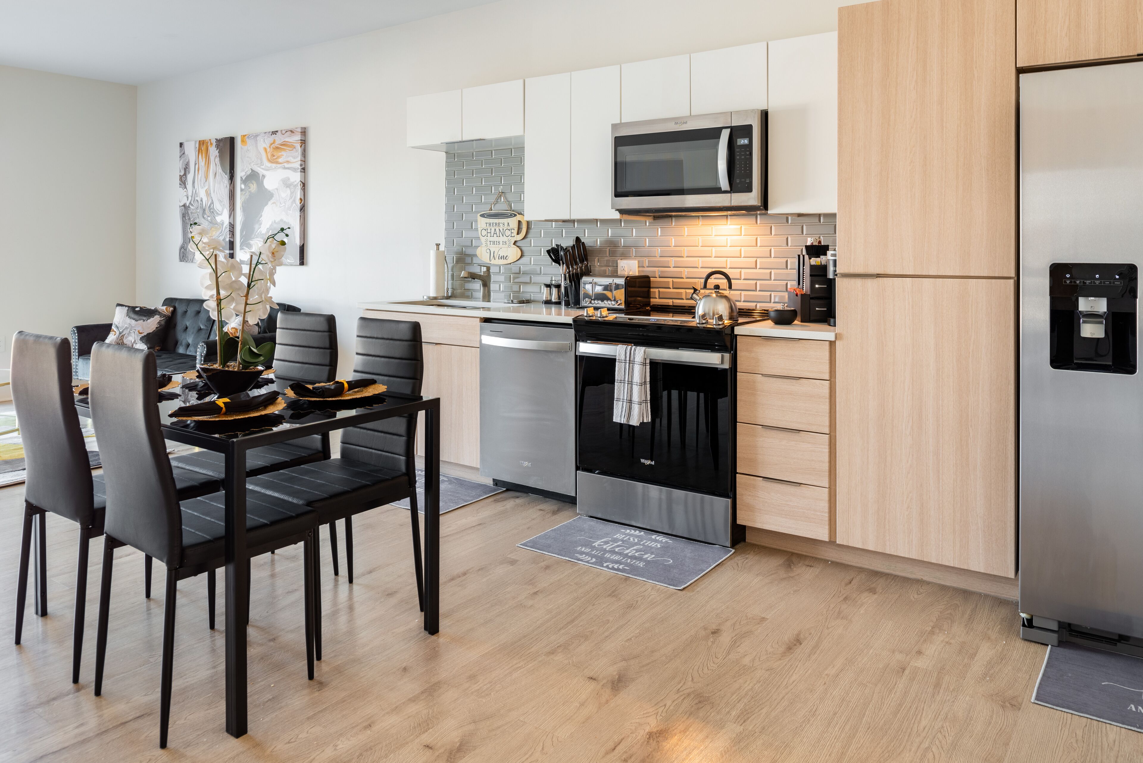 Luxurious & Comfy Downtown Oasis ~ Views ~ Parking