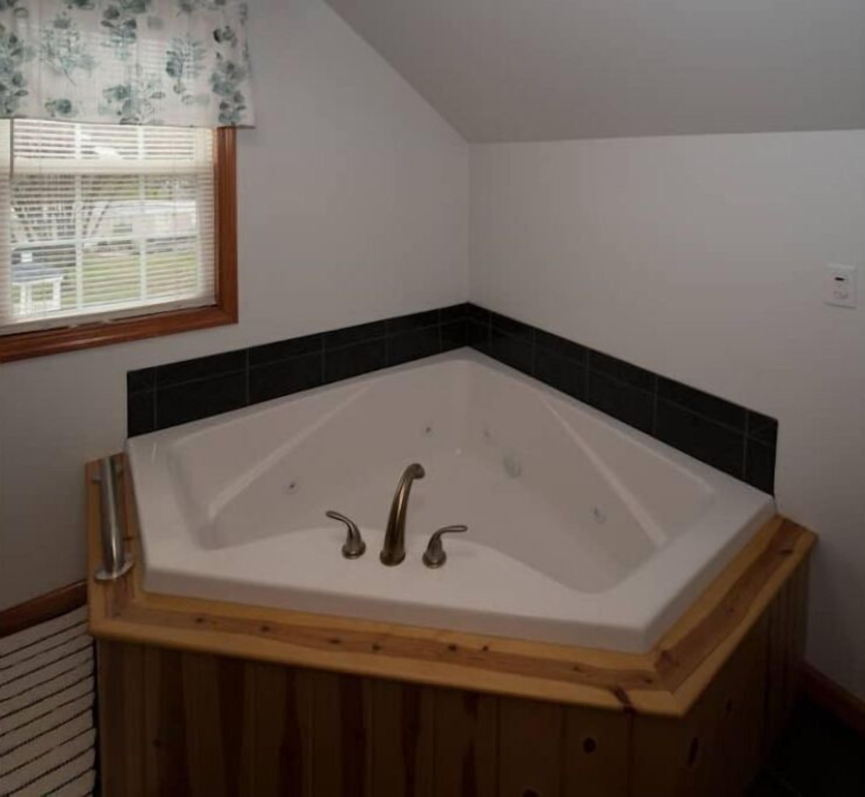 Een bubbelbad, een haardroger, handdoeken, zeep