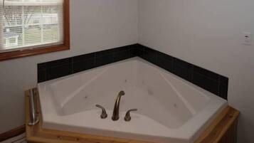 Een bubbelbad, een haardroger, handdoeken, zeep