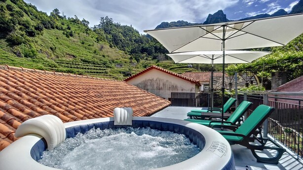 A hot tub with a view of terraced vineyards and mountains in the background. - Avo Maria House by Atlantic Holiday (São Vicente)