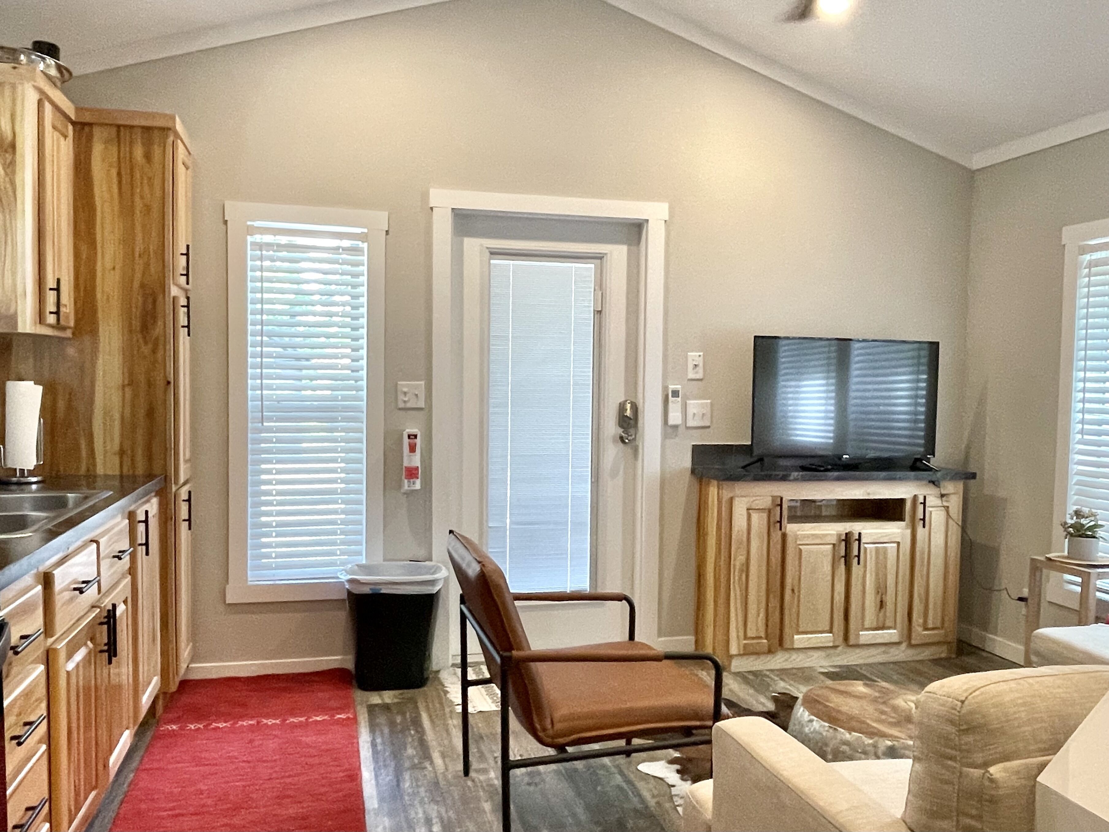 New Tiny home with 2 Queen Beds in Gated Community with Dog Park