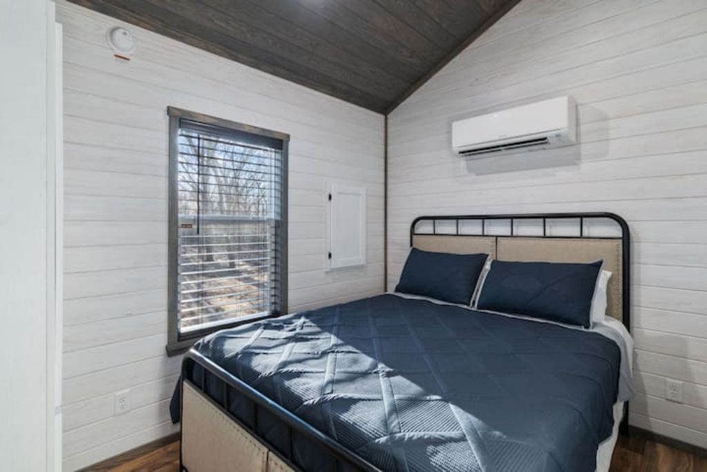 Secluded 2-bedroom tiny home, gated with dog park