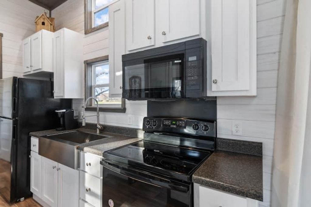 Secluded 2-bedroom tiny home, gated with dog park