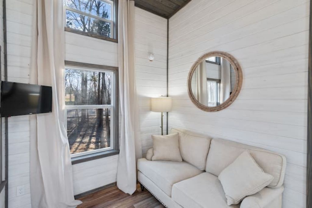 Secluded 2-bedroom tiny home, gated with dog park