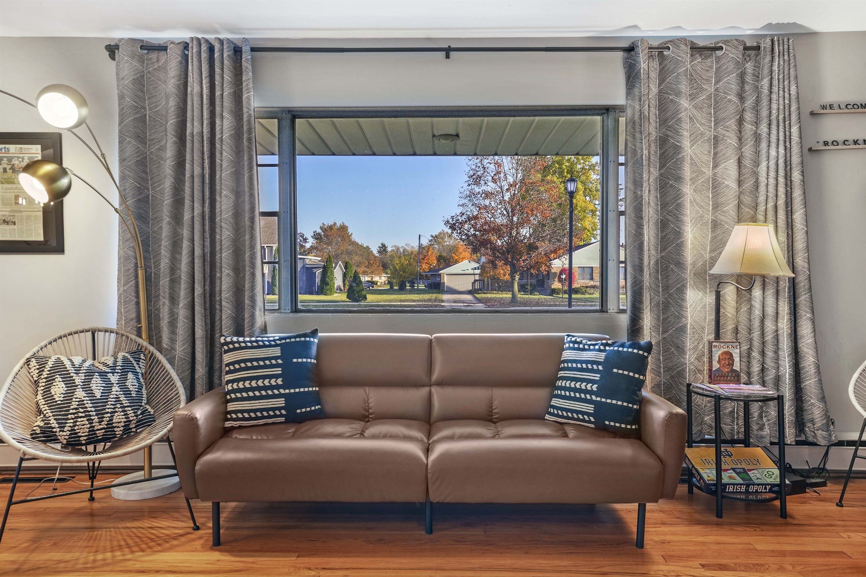 Smart-tv, Hulu, bordfodbold, bøger