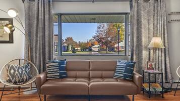 Smart TV, Hulu, futbolito y libros