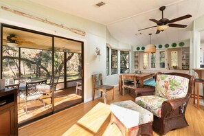 Interior - Withlacoochee River House on the main channel w/ kayaks, bikes, canoes (Bushnell)