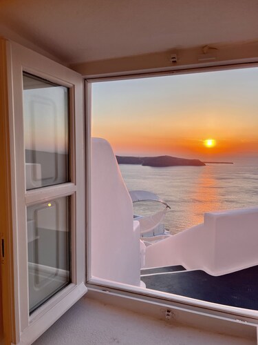 Esmi Suites Santorini 01