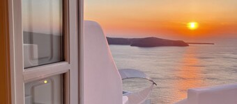 Esmi Suites Santorini 01