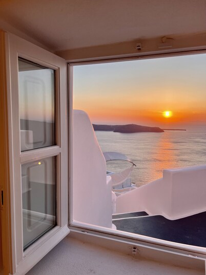Esmi Suites Santorini 01