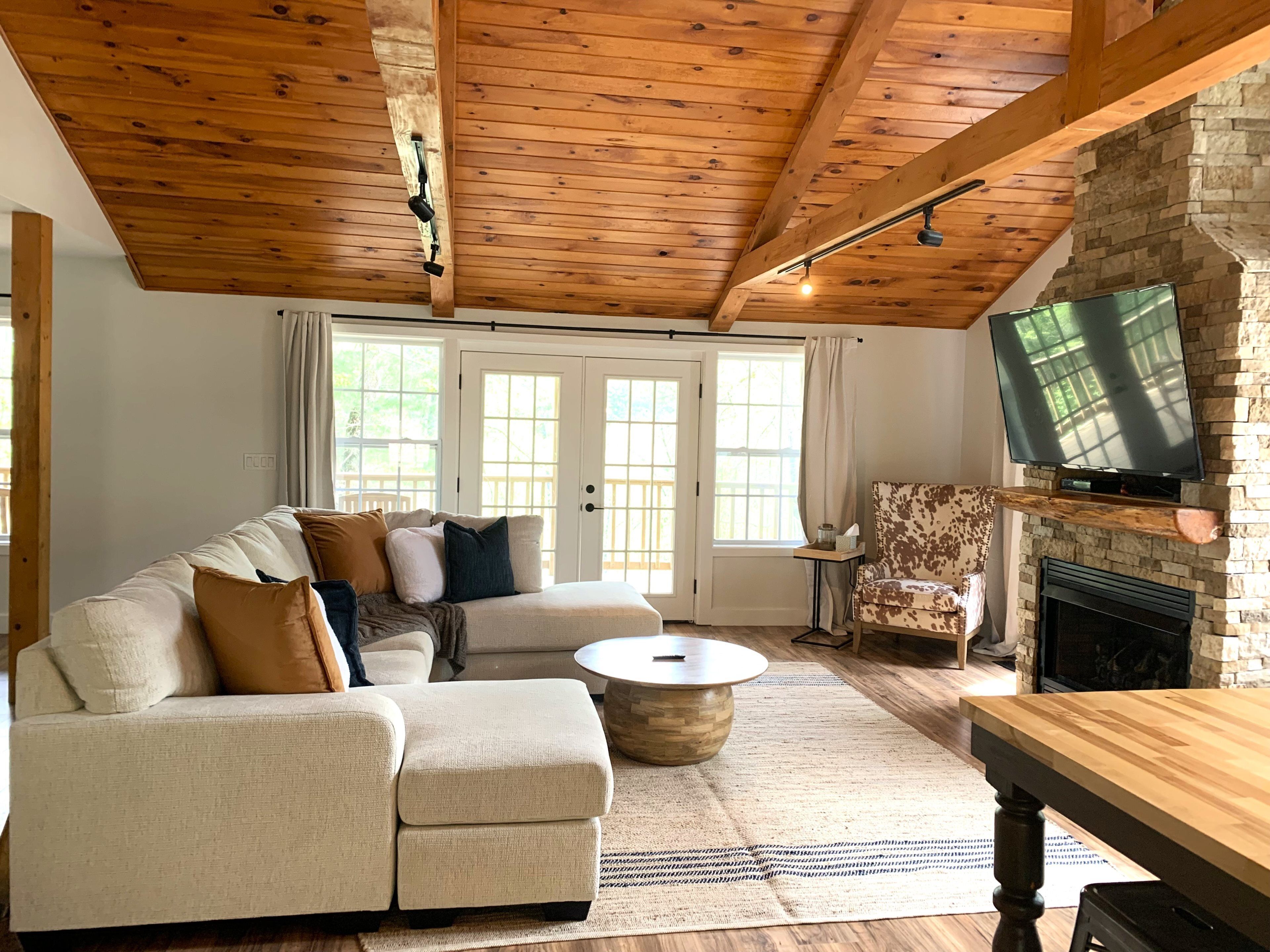 Bear Crossing- Exciting Adventure Ahead! Pets Welcome - Hiking!