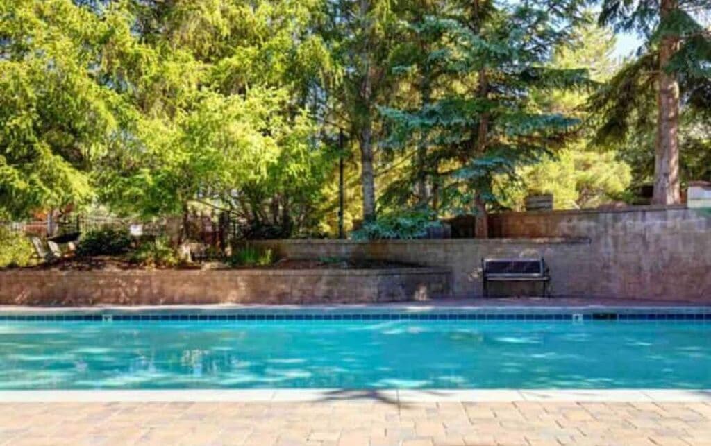 Utomhuspool och uppvärmd pool