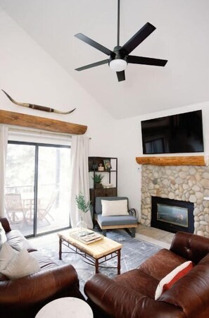 Smart TV, caminetto, videogiochi, impianto stereo