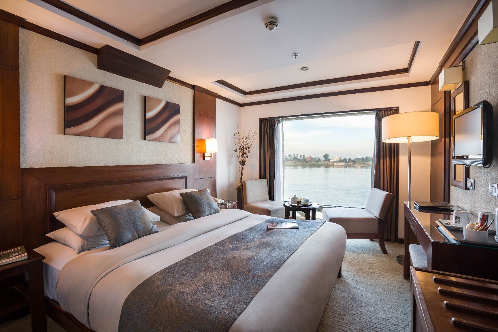deluxe twin room, balcony, river view | pillow-top beds, free minibar, bed sheets