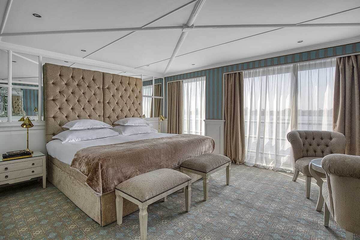 deluxe twin room, balcony, river view | pillow-top beds, free minibar, bed sheets