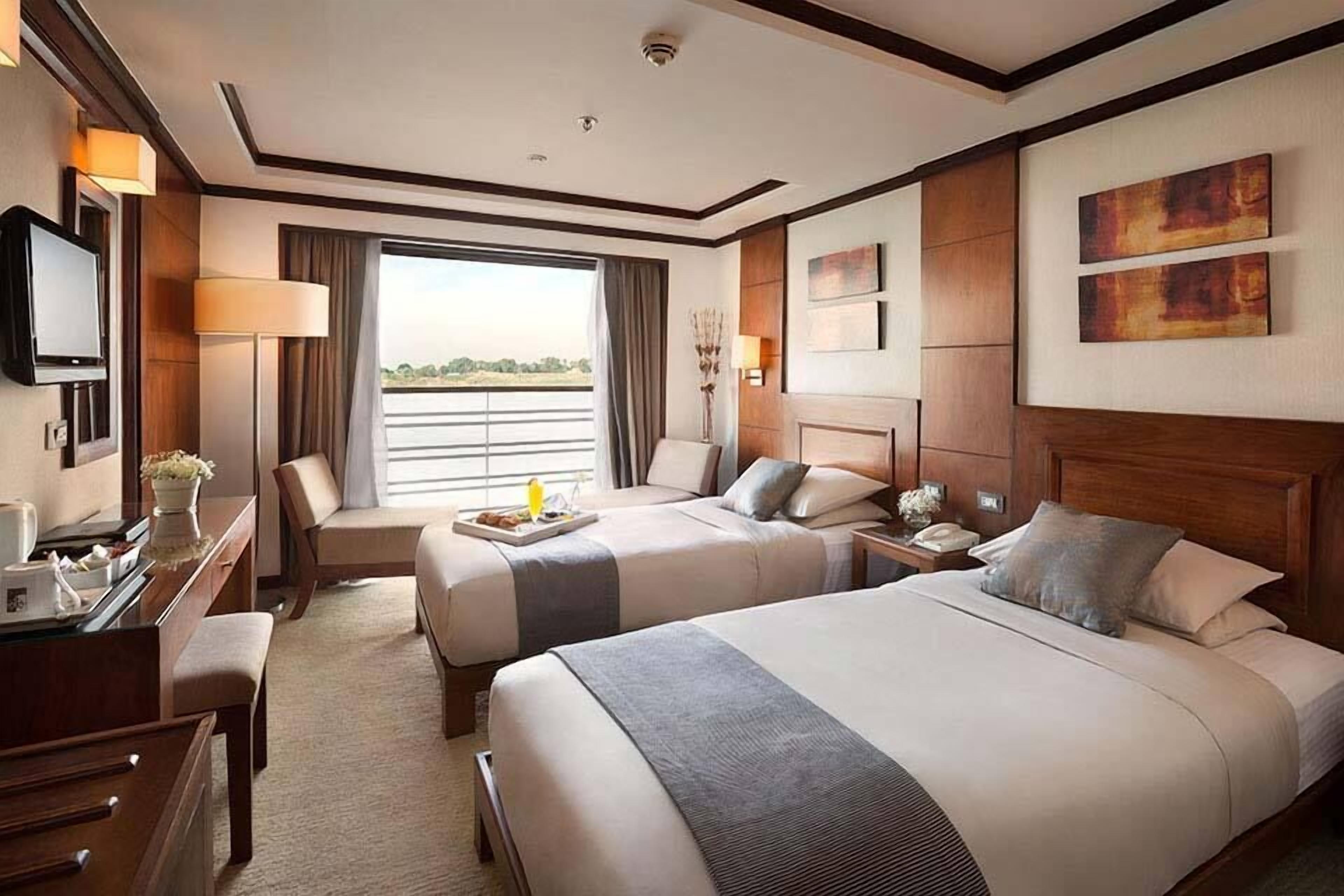 deluxe twin room, balcony, river view | pillow-top beds, free minibar, bed sheets
