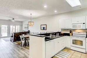 Frigorifero, microonde, forno, piano cottura