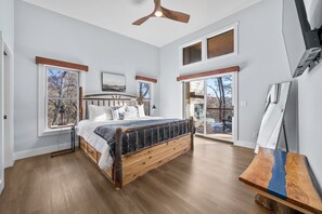 3 bedrooms, free WiFi, bed sheets, wheelchair access - NEW to Vrbo ★ 5-Star Rated Guest Favorite on Other Sites
Riverbend Manor Retreat (Blue Ridge)