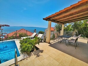 A rooftop terrace with a swimming pool, outdoor seating, and a view of the sea. - Villa with pool 50 m from the sea (Okrug Gornji)