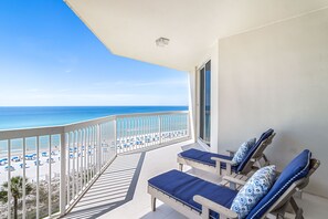 Property grounds - Stunning, fully renovated 5 Star Beachfront Condo (Destin)