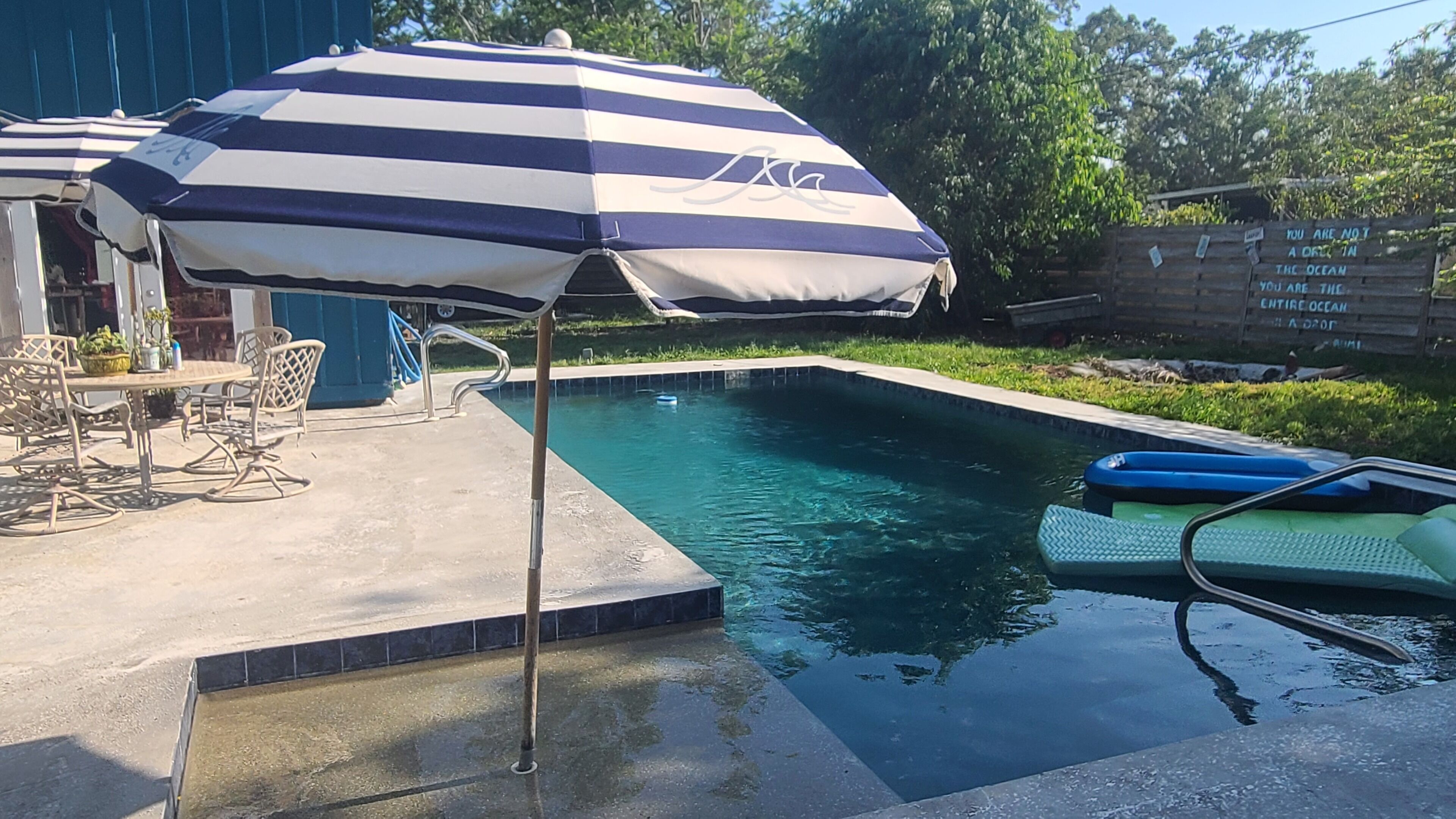 Old Florida feel, good vibes, cozy, secluded. Non pretentious, come as you are. 