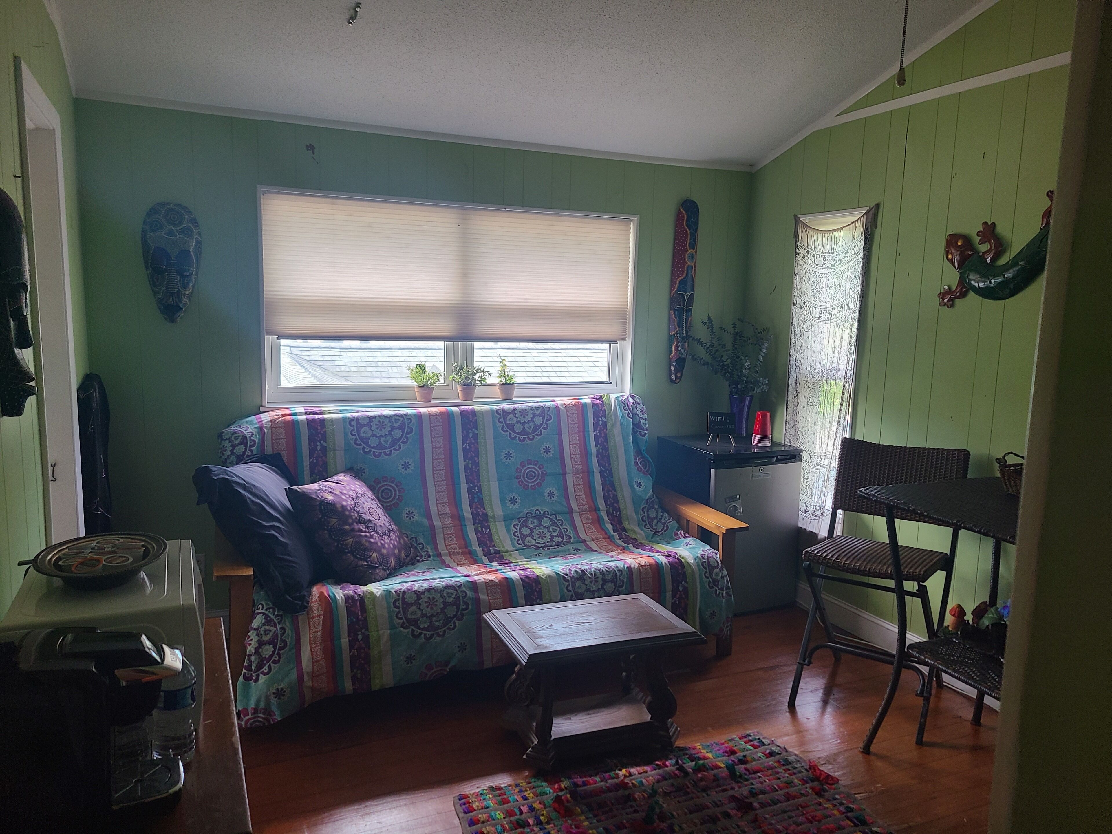 Old Florida feel, good vibes, cozy, secluded. Non pretentious, come as you are. 