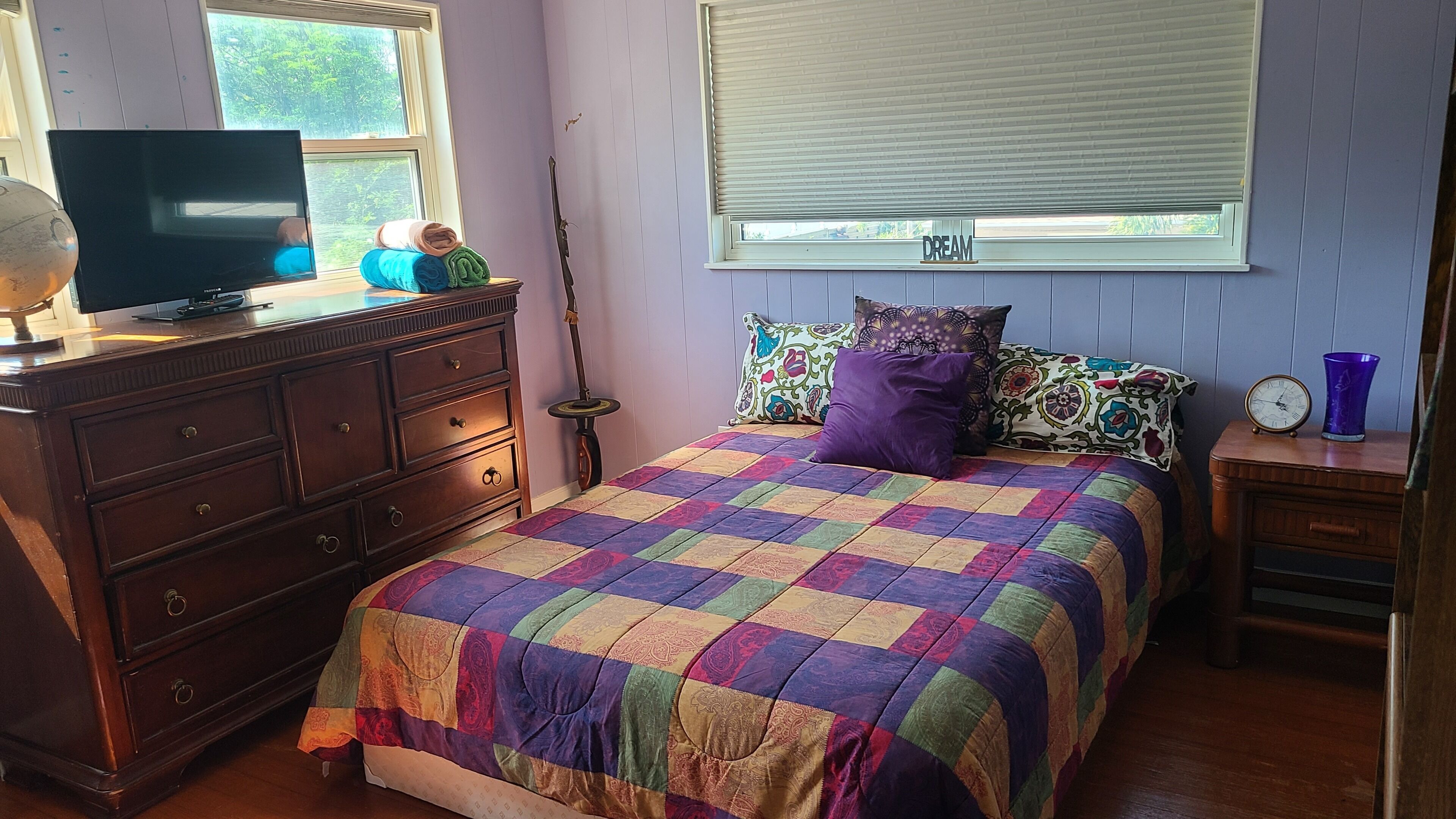 Old Florida feel, good vibes, cozy, secluded. Non pretentious, come as you are. 