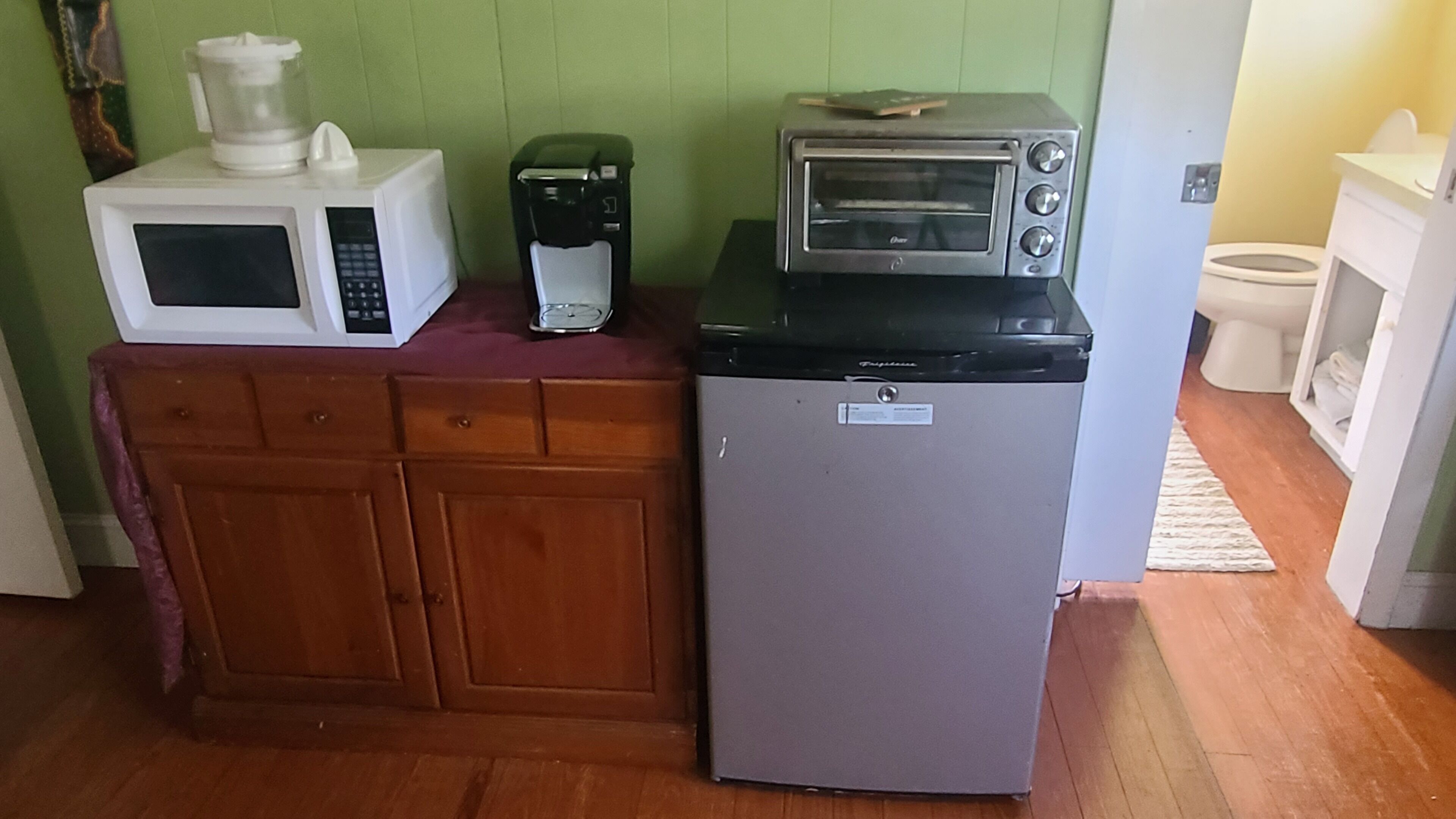 Old Florida feel, good vibes, cozy, secluded. Non pretentious, come as you are. 