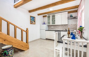 Fridge, oven, stovetop, dishwasher - 1 bedroom pet friendly home in Jurdani (Jurdani)
