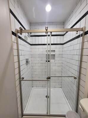 Bathtub, towels