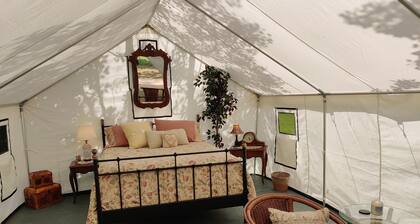 Victorian Dream, glamping by the river, 2 miles from Quinn's Hot Springs Resort.
